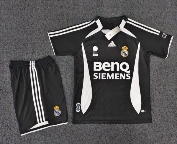 Real Madrid 2006/07 Retro Away Kit with Shorts - Image 2
